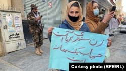 شعار زنان معترض در کابل 