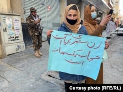 دو تن از زنان معترض در کابل که طالبان