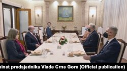 Stjuart Pič na radnoj večeri sa premijerom Crne Gore Zdravkom Krvokapićem, prisustvovali i ministarka odbrane Olivera Injac i direktor Agencije za nacionalnu bezbjednost Dejan Vukšić.