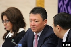 Нұрсұлтан Назарбаевтың күйеу баласы Тимур Құлыбаев (ортада).