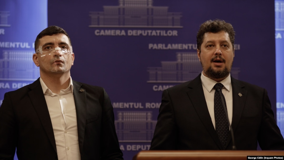 Liderii AUR vorbesc de „experimente ideologice” asupra copiilor din România și consideră Holocaustul o „temă minoră” care nu merită ridicată la „rangul” de materie de studiu. Imagine cu co-președinții AUR din 14 aprilie 2021.