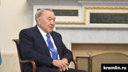 Nursultan Nazarbaev a condus țara cu mână de fier până acum câțiva ani. Locuitorii din Kazahstan cred că el încă se află în spatele multor decizii care se iau în țară.