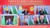 Közép-Ázsia és Kína államfőinek online csúcstalálkozója a diplomáciai kapcsolatok felvételének harmincadik évfordulója alkalmából Biskekben 2022. január 26-án. Beszédes, hogy az egyik felirat kínai, a másik orosz nyelvű