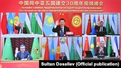Közép-Ázsia és Kína államfőinek online csúcstalálkozója a diplomáciai kapcsolatok felvételének harmincadik évfordulója alkalmából Biskekben 2022. január 26-án. Beszédes, hogy az egyik felirat kínai, a másik orosz nyelvű