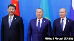 Qazaxıstanın keçmiş prezidenti Nursultan Nazarbayev(orta) Rusiya prezidenti Vladimir Putin (sağ), Çinin prezidenti Si Tsinpin (sol), 9 iyun 2017