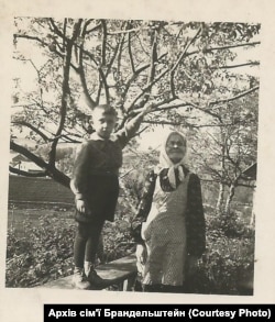 Хава Брандельштейн разом із своїм онуком, 1952 рік. Фото надано Якобом Брандельштейном, оцифровано ГО «Після тиші»