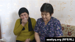 Салтанат и Лейла Етаевы оплакивают свою сестру Алтынай, которая погибла вместе с мужем и несовершеннолетней дочерью, когда солдаты обстреляли их автомобиль. Талдыкорган, 12 января 2022 года