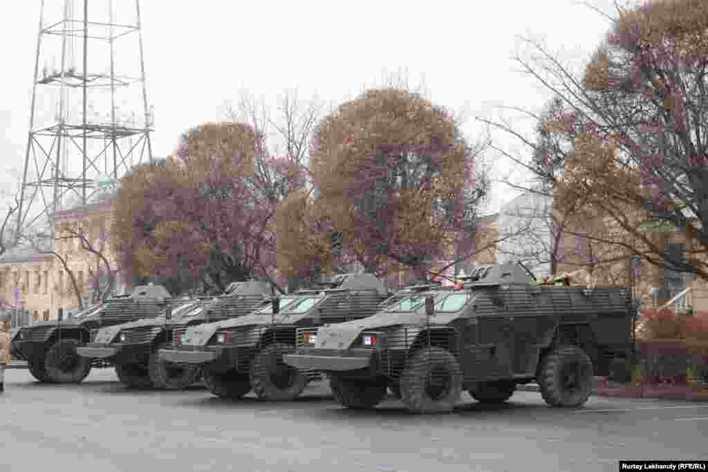 Vehicule blindate în Piața Republicii din Almatî.&nbsp;
