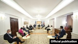 Krerët e institucioneve të Kosovës gjatë takimit me zyrtarë të Quint-it dhe Zyrës së Bashkimit Evropian në Kosovë.