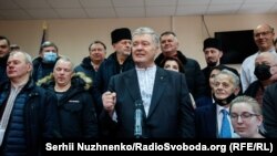 Петро Порошенко і його соратники в Печерському райсуді Києва, 19 січня 2022 року