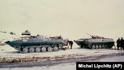 دو تانک نیروهای روسیه در نزدیک کابل زمستان سال 1980