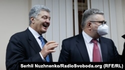 П'ятий президент України Петро Порошенко (ліворуч) і його адвокат Ігор Головань у Печерському районному суді. Київ 17 січня 2022 року