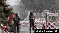 Украинские военные на посту недалеко от линии разграничения в Донбассе