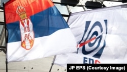 Zastava Srbije i EPS-a ispred sedišta javnog preduzeća, Beograd, 30. decembra 2021.