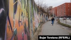 Muri me grafite përgjatë Rrugës B në Prishtinë.