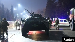 Forțele de ordine din Kazahstan au apelat inclusiv la tancuri pentru a îi opri pe protestatari. Situația din țara ex-sovietică devine mai tensionată de la zi la zi. 