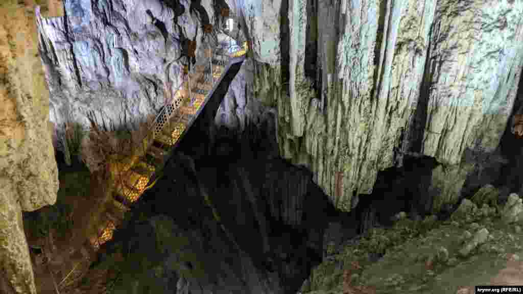 Металлическая сварная лестница ведет в верхний ярус пещеры. Высота главного грота около 40 метров &ndash; это, приблизительно, 12-этажный дом