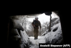 Украински войник върви в окоп в района на Луганск на 22 януари.