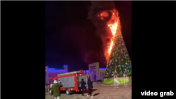 Тараз қаласындағы өртке оранған мерекелік шырша. 1 қаңтар 2022 жыл.