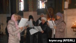 Хор исполняет украинские колядки в Покровском соборе Севастополя, 7 января 2022 года