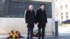 Скопје- На првата средба на премиерите Димитар Ковачевски и Кирил Петков двајцата положија цвеќе пред споменикот на Кирил и Методиј, 18.1.2022