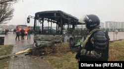 Остов сгоревшего автобуса после январских событий. 6 января 2022 года