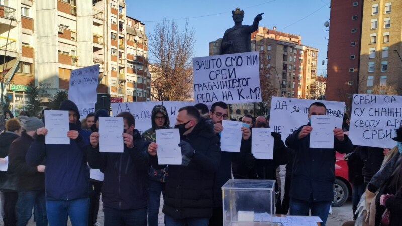 Serbët e Kosovës protestojnë pas ndalimit të mbajtjes së referendumit