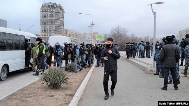 Ынтымақ алаңының шетінде жүрген полиция. Ақтау, Маңғыстау облысы, 3 қаңтар 2022 ж.