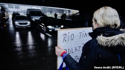 Një aktiviste duke protestuar kundër zhvillimit të minierës së litiumit në Beograd.