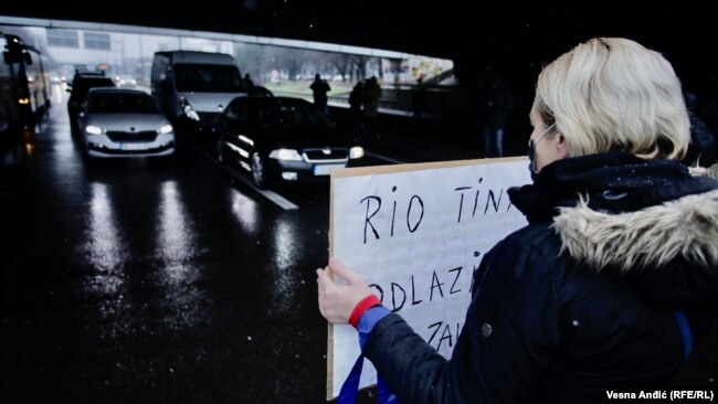 Një aktiviste duke protestuar kundër zhvillimit të minierës së litiumit në Beograd.