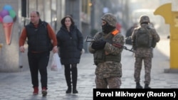 Казахстанские военнослужащие патрулируют улицу после недавних протестов в Алматы, 12 января, 2022