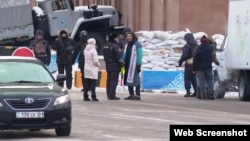 Kazakhstan - Askhat Akhmedyarov during the performance to support activists. Nur-Sultan, 12 Jan 2022