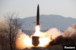 Egy vonatról indított rakéta az állami média szerint élő lőgyakorlat során, ismeretlen észak-koreai helyszínen. A képet 2022. január 14-én adták ki