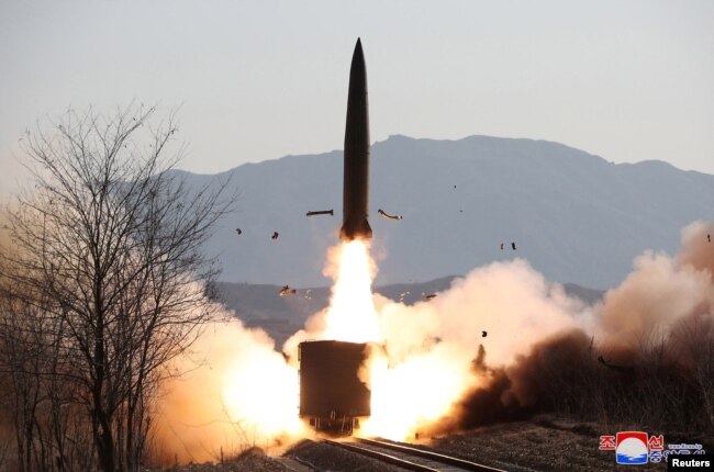 Raketa e lëshuar nga një tren në Korenë e Veriut. Kjo fotografi u publikua më 14 janar nga agjencia shtetërore e lajmeve verikoreane KCNA.