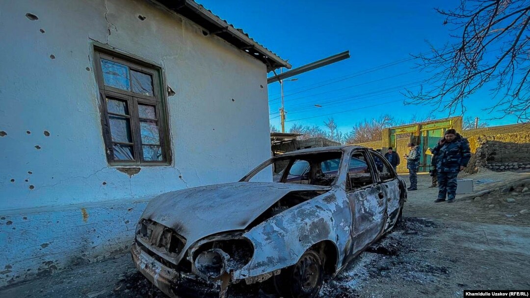 Жаңжалда эки сарай өрттөлүп, бир нече үй жана эки машине талкаланган.
