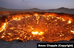 Дарвoза газ кратери (сурат 2012 йилда олинган)