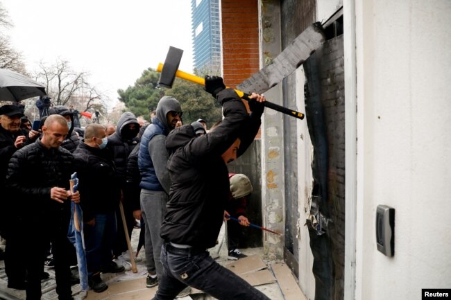 Protestuesit duke tentuar që të futen në selinë e PD-së në Tiranë më 8 janar 2022.