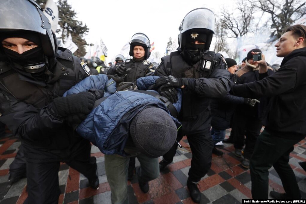 Sipërmarrësit privatë dhe oficerët e policisë duke u përleshur më 25 janar gjatë një tubimi në Kiev, Ukrainë, ku qeverisë iu kërkua të bëjë më shumë për t'i mbështetur bizneset private.