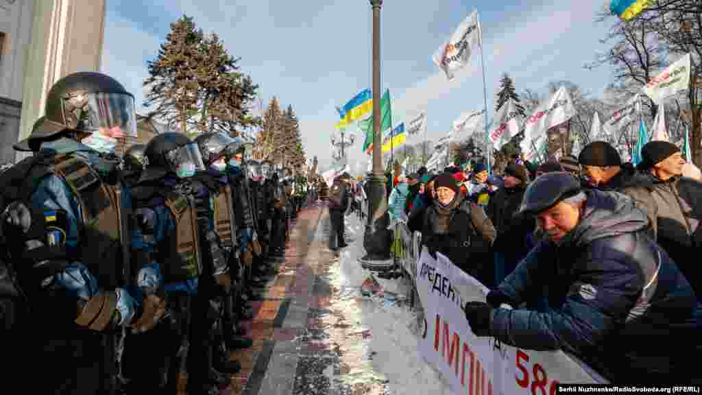 Учасники акції у Києві закликали парламент ухвалити законопроєкти, що пропонують скасувати будь-яку фіскалізацію для вcіх, окрім тих, хто реалізує товари чи надає послуги на суму за одну одиницю товару, яка перевищує розмір мінімальної заробітної плати