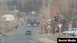 Группа людей перекрыла автодорогу в местности Торт-Кочо в Баткенском районе (Кыргызстан)
