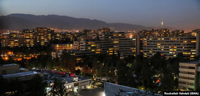 نمایی عمومی از شهرک اکباتان در شب