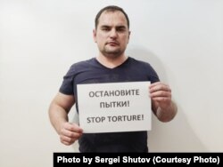 Szergej Sutov, Atirau kazah város lakosa. A kínzókamrából való szabadulása után a Facebookon arcát és nevét vállalva követelte a kínzások leállítását