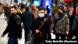 În Anglia, masca nu mai este obligatorie în aer liber. În imagine, Oxford Street, Londra, 27 ianuarie, ziua intrării în vigoare a deciziei.