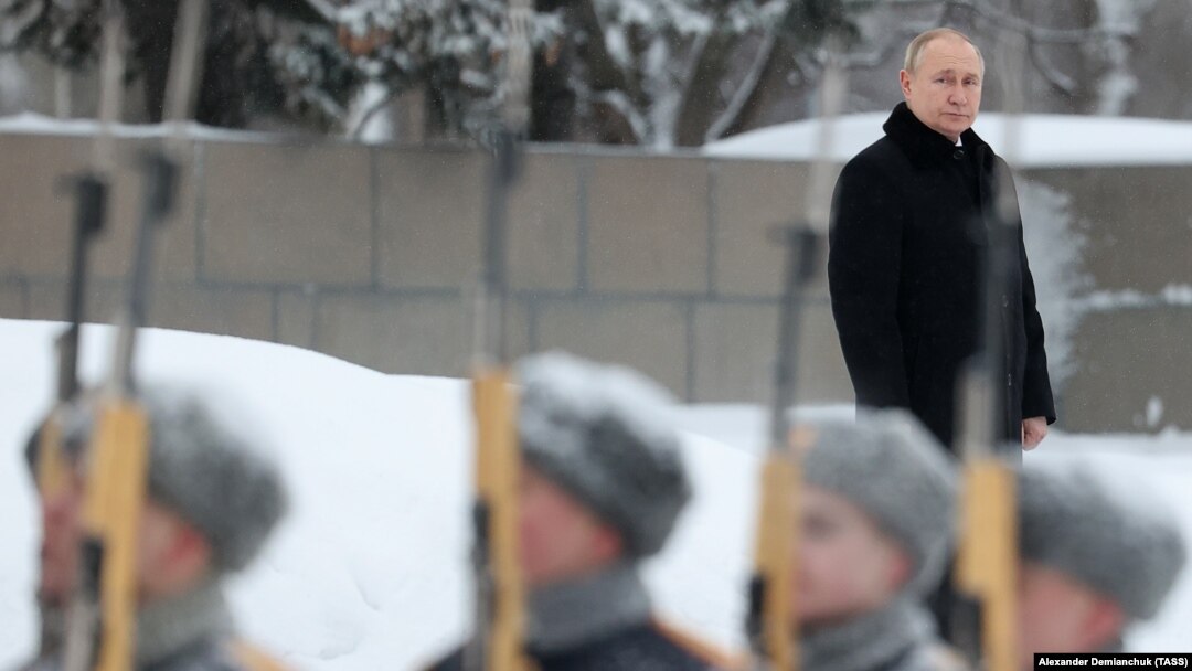 Владимир Путин во время церемонии возложения венка к монументу "Мать-Родина" на Пискаревском кладбище 27 января 2022 года.