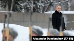 Президент Росії Володимир Путін під час заходів на Піскарьовському меморіальному кладовищі, де поховані жертви нацистської блокади Ленінграда під час Другої світової війни
