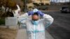 Медицинско лице сваля защитното си облекло, Невада, САЩ, 2020. Снимката е илюстративна.