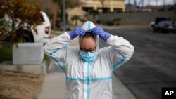 Медицинско лице сваля защитното си облекло, Невада, САЩ, 2020. Снимката е илюстративна.