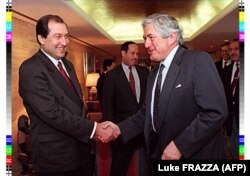سرکیسیان (چپ) در مقام نخست‌وزیر ارمنستان در دیدار با رئیس وقت بانک جهانی در واشینگتن در ژانویه ۱۹۹۷