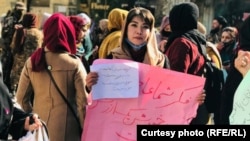 Afgán nők tüntetnek a kötelező fátyolviselet ellen Kabulban 2012. január 11-én