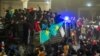Протестующие в Алматы 5 января 2022 года — в этот день Казахстан объявил общенациональное чрезвычайное положение после того, как мирные митинги против повышения цен переросли в столкновения, а демонстранты штурмовали правительственные здания